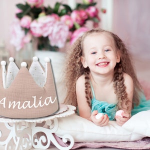 Personalisierte Geburtstagskrone aus Musselin und Baumwolle für Kinder Einzigartiges Geschenkidee für besondere Anlässe Bild 7