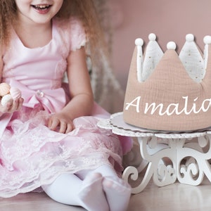 Personalisierte Geburtstagskrone aus Musselin und Baumwolle für Kinder Einzigartiges Geschenkidee für besondere Anlässe Bild 5