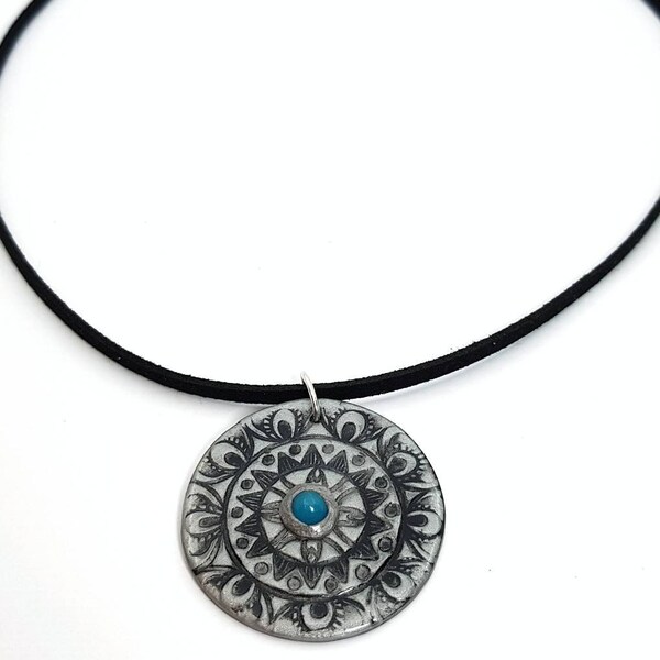 Collier avec pendentif mandala argenté et cabochon turquoise, en argile polymère