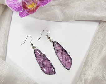 Boucles d'oreilles pendantes couleur aubergine style labradorite, faites main en argile polymère