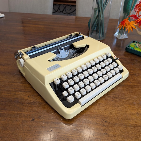 Máquina de escribir Brother Wedgefield 100 de color amarillo pastel, modelo 1968, comprada en Kmart (revisada y lista para usar).