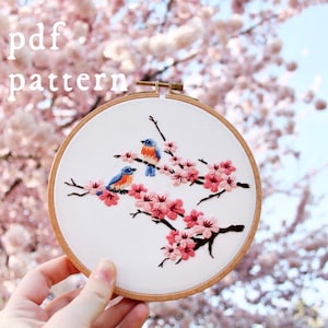 桜 ブルーバード 刺繍パターン PDF / デジタル ハンド 刺繍パターン / 刺繍 PDF / 植物 花 花柄 ピンク 桜