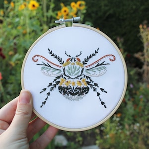 Botanical Bumblebee Embroidery Kit / Digital Hand Embroidery Pattern PDF / Spring Summer Embroidery Pattern Kit / Full Beginner Kit