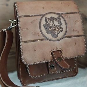 Sac en cuir fait main à motif de loup, sac pour homme, cartable, sac à bandoulière en cuir, sac rustique, sac de campagne, sac de montagne, sac en cuir peint à la main