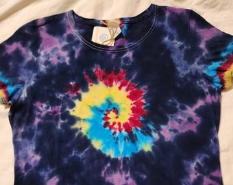 Camisa de manga corta con efecto tie-dye para mujer, con una mezcla de espirales arcoíris en rojo, azul, verde y amarillo - 'Noisy Lemon'