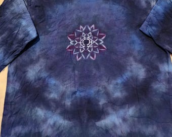 Camisa unisex de manga larga con capucha y teñido anudado en una mezcla de diseño de flor de loto azul y violeta - 'Moonlit Indigo'