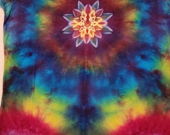 Camisa de manga corta para mujer, talla M, con estampado tie-dye, mezcla de colores arcoíris: rojo, azul, amarillo y morado, diseño de flor de loto mandala - 'Sunny Rain'