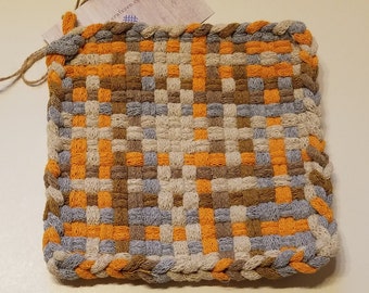 Agarradera de tela con asas tejidas en color tostado, gris y naranja claro - 'Geode Sand'