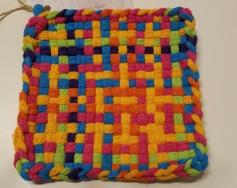 Agarradera de tela tejida en colores vivos: morado, azul, amarillo, rosa, naranja y verde lima - 'Felices Pascuas'