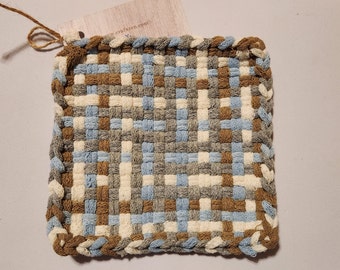 Agarradera tejida en una mezcla de colores tostado, gris, crema y azul - 'Calm Khaki'