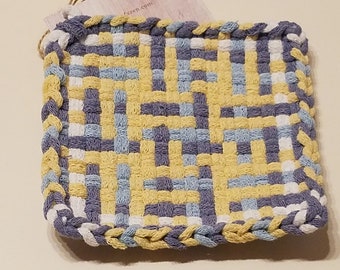 Agarradera de lazo tejido en tonos claros de azul, morado, amarillo y blanco - 'Flor de ojos azules'