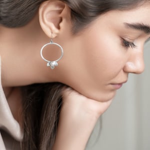 Granatapfel Silberohrringe, Baumelnder Granatapfel, Tropfen Minimal Ohrringe, Zierliche Perlen Ohrringe, Leichter, moderner Schmuck, einzigartiges Design