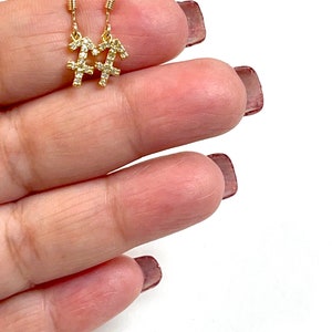 Winzige Gold Schütze Sternzeichen Ohrringe, Schütze Ohrringe, Schütze Schmuck, Sternzeichen Ohrringe, Sternzeichen Schmuck, Minimalistische Ohrringe