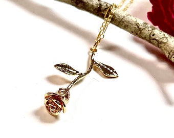 Collier rose d'or, collier de rose, collier de fleur, bijoux de rose, bijoux de fleur, collier de bouton de rose, bijoux d'été, cadeau de demoiselle d'honneur