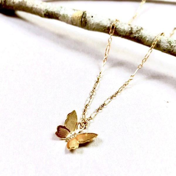 Sierlijke gouden vlinder ketting, kleine vlinder ketting, gouden gelaagdheid ketting, minimalistische ketting, minimalistische sieraden, zomersieraden