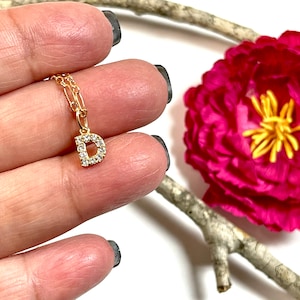 Colar minúsculo com inicial D em ouro, colar com inicial, colar com letra D, colar com letras, joias personalizadas, joias iniciais, colar minimalista