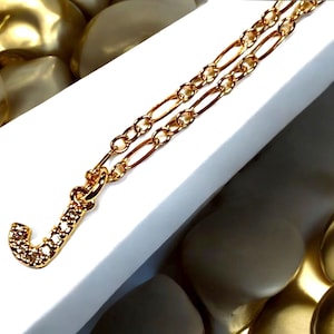 Kleine gouden eerste J-ketting, eerste ketting, letter J-ketting, letterketting, gepersonaliseerde sieraden, eerste sieraden, minimalistische ketting