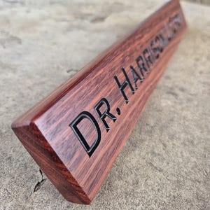 Placa de escritorio personalizada. Regalo ideal para médicos que se gradúan. Fabricada en madera de jarrah con grabado profundo.