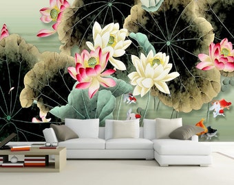 Puede incluir: Una pintura de acuarela de flores de loto rosas y blancas con hojas verdes y peces dorados nadando en el agua. La pintura está sobre un fondo verde claro.