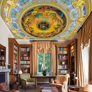 Könnte beinhalten: Eine Bibliothek mit einer bemalten Decke, die eine Szene mit Engeln und Heiligen darstellt. Der Raum hat Holzregale, die mit Büchern gefüllt sind, zwei Sessel und einen Couchtisch. Die Fenster sind mit beigefarbenen Vorhängen drapiert.