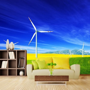 Könnte beinhalten: Ein Wohnzimmer-Interieur mit einem weißen Sofa und einem Couchtisch. Die Wand ist ein Wandbild, das ein Feld mit gelben Blumen mit Windkraftanlagen im Hintergrund zeigt. Der Himmel ist blau mit weißen Wolken.