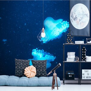 Może przedstawiać: Abstrakcyjny mural w kolorze niebieskim i białym z czarną metalową półką z oprawionym nadrukiem księżyca, czarno-białą świecącą strzałką, czarno-białym świecącym znakiem ampersand, teleskopem i świecącym napisem "Zabierz mnie na księżyc".