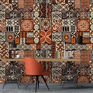 Puede incluir: Una oficina en casa con un escritorio y una silla frente a una pared cubierta con un papel tapiz estampado. El papel tapiz presenta un diseño geométrico repetitivo en tonos marrones, naranjas y blancos.