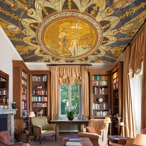 Può includere: Una biblioteca con un soffitto a mosaico che rappresenta una scena di battesimo. Il soffitto è un bellissimo esempio di arte bizantina. La stanza è arredata con librerie, poltrone e un tavolino da caffè.