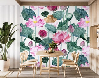 Può includere: Una sala da pranzo con una parete bianca con un murale ad acquerello di fiori di loto rosa e foglie verdi. Un tavolo di legno con quattro sedie si trova di fronte al murale.