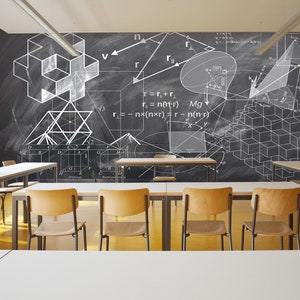 Op de afbeelding: Een klaslokaal met een schoolbordwand bedekt met geometrische vormen en wiskundige vergelijkingen. Het schoolbord is donkergrijs en de vergelijkingen zijn met witte krijt geschreven. Er zijn verschillende bureaus en stoelen in het klaslokaal, allemaal in rijen gerangschikt. De bureaus zijn van hout en de stoelen van metaal.