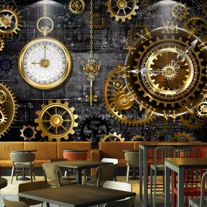 Op de afbeelding: Een zwart-gouden steampunk-behang met een grote klok en tandwielen. Het behang bevindt zich achter een set tafels en stoelen in een restaurant.