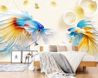 Könnte beinhalten: Zwei farbenfrohe Betta-Fische mit fließenden Flossen, einer blau und gelb, der andere orange und weiß, vor einem hellgelben Hintergrund mit weißen Kreisen und goldenen Akzenten. Die Fische befinden sich in einem Schlafzimmer mit einem weißen Bett und einem Holz-Nachttisch.