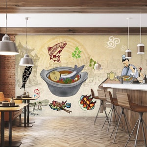 Könnte beinhalten: Ein Restaurant-Interieur mit einem Wandbild, das eine chinesische Fischsuppe, zwei Köche und verschiedene andere chinesisch inspirierte Bilder zeigt. Das Wandbild ist auf einer beigefarbenen Wand mit einer hellbraunen Holzdecke gemalt. Das Restaurant hat eine Bar mit Holzhockern und einen Tisch mit Stühlen.