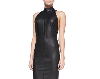 Könnte beinhalten: Ein schwarzes Leder-Halterkleid mit figurbetonter Silhouette. Das Kleid hat einen Stehkragen und ist ärmellos.