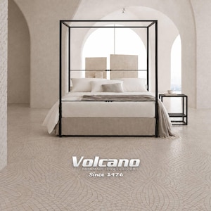 Può includere: Una struttura per letto a baldacchino in ferro nero con materasso bianco, cuscini bianchi e una coperta grigio chiaro. Il testo Volcano Handmade Iron Bedrooms Since 1976 è centrato sotto il letto. Il letto si trova in una stanza con archi.