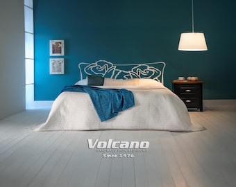 Zagłówek z kutego żelaza w kolorze róży – ręcznie robiony, minimalistyczny, metalowy element wystroju sypialni