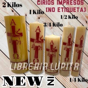 Può includere: Quattro candele di cera d'api gialle con disegni stampati in rosso e bianco. Le candele sono etichettate con il loro peso in chilogrammi: 2 chili, 1 chilo, 1/2 chilo, 3/4 chilo e 1/4 chilo. Le candele sono etichettate "CIRIOS IMPRESOS (NO ETIQUETA)" e "LIBRERIA LUPITA".
