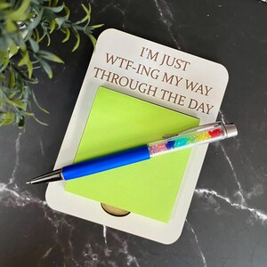 Sarcastic Funny Post-it Note Holder: Funny Desk Organizer, Work Note Pad, I’m just wtf-ing my way Bild 3