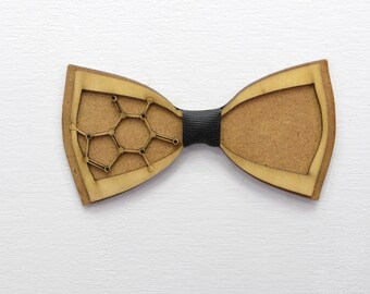 Drewniana muszka dla dorosłych, model Caffeine, krój grawerowany laserowo, kolor brązowo-beżowy, Dzień Ojca, ślub, Boże Narodzenie