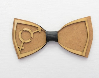Drewniana muszka dla dorosłych, łamiąca kody płci, wycięta laserowo, kolor brązowo-beżowy, niebinarna, agender