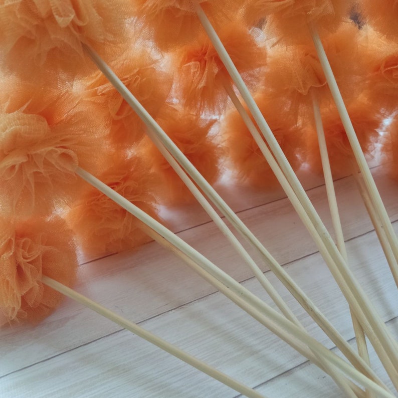 Bouquet d'arrangement floral avec pompons en tulle, pompons sur bâton, pièce maîtresse de 2,5 po., décoration de fête pompon en tulle fait main, couleur personnalisée image 4