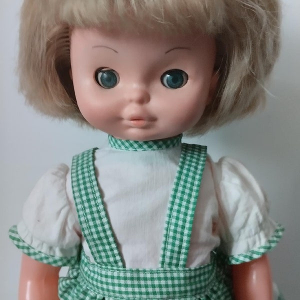 vintage poupée blonde tenue vichy vert yeux bleus