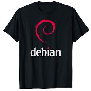 Peut inclure: T-shirt noir avec un logo Debian rouge et le mot "debian" en blanc.