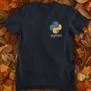 以下が含まれることがあります： 黄緑と青のPythonロゴと「python」という文字が前面にプリントされた濃い青色のTシャツです。