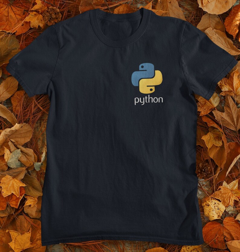 以下が含まれることがあります： 黄緑と青のPythonロゴと「python」という文字が前面にプリントされた濃い青色のTシャツです。