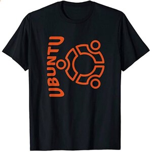Peut inclure: T-shirt noir avec un logo Ubuntu orange et le mot "Ubuntu" écrit verticalement sur le côté gauche.
