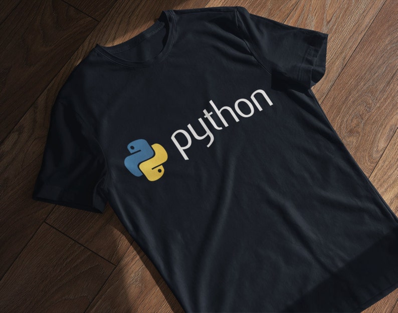 Op de afbeelding: Zwart T-shirt met witte "python" tekst en een geel en blauw python logo.