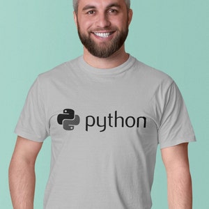 K&ouml;nnte beinhalten: Ein graues T-Shirt mit einem schwarzen Python-Logo und dem Wort "python" auf der Vorderseite.