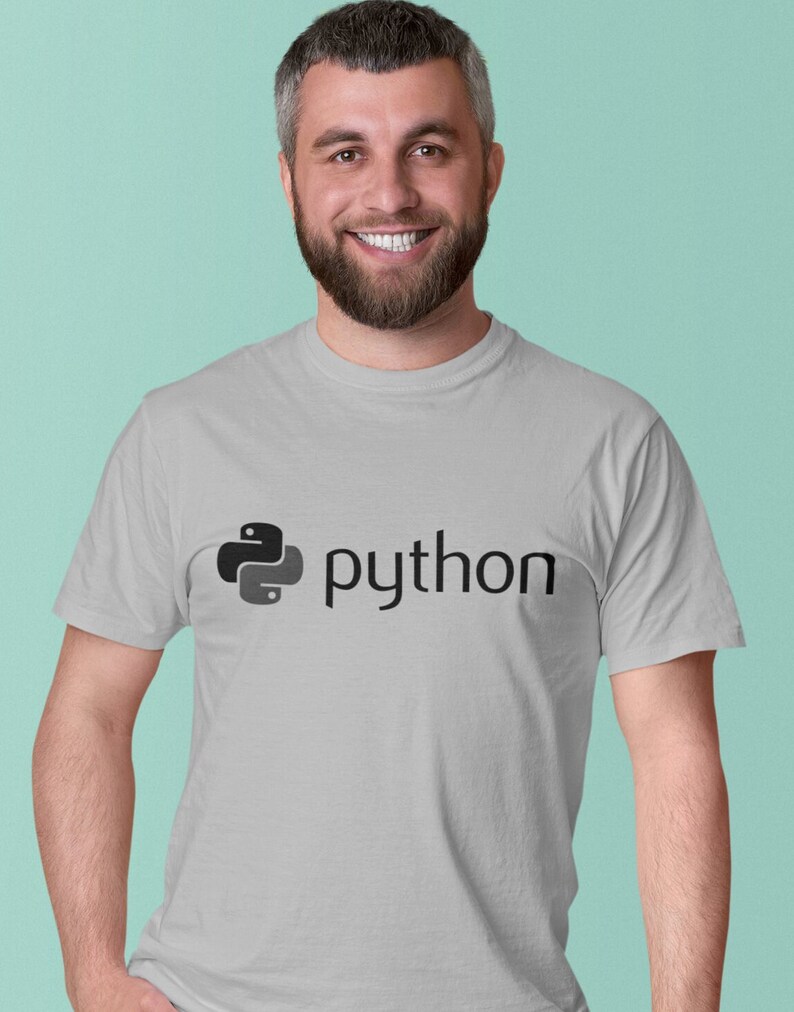 K&ouml;nnte beinhalten: Ein graues T-Shirt mit einem schwarzen Python-Logo und dem Wort "python" auf der Vorderseite.