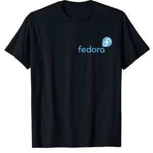 Peut inclure: T-shirt noir avec un logo "fedora" bleu et un symbole infini bleu.